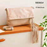 Bolso Bandolera Sintético con Bolsillos Exteriores y Flecos en la Cremallera de la Solapa para Mujer