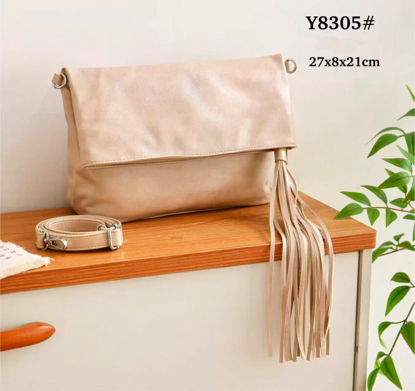 Bolso Bandolera Sintético con Bolsillos Exteriores y Flecos en la Cremallera de la Solapa para Mujer-Principal- Mayorista España