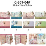 Monedero Sintético de Mujer con Muñeca Sweet Candy, Caja, Bolsillo Interno y Mini Solapa de Botón