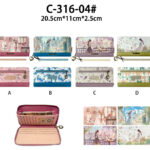 Cartera Sintética con Muñeca Sweet Candy, Asa Corta Extraíble y Bolsillo Trasero para Mujer