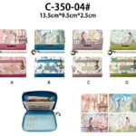 Monedero Sintético con Muñeca Sweet Candy, Asa Corta Extraíble y Bolsillo Trasero para Mujer