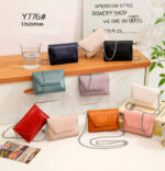 Monedero Sintético y Compacto de Mujer con Espacio para Tarjetas y Asa de Cadena - Imagen 2