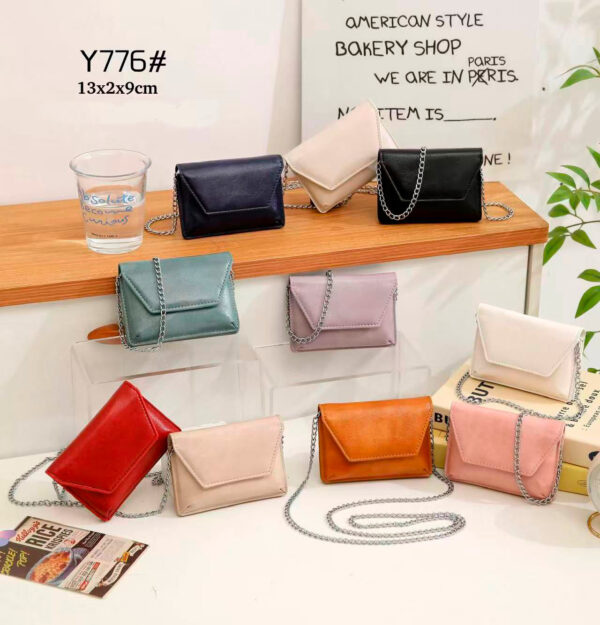 Monedero Sintético y Compacto de Mujer con Espacio para Tarjetas y Asa de Cadena - Imagen 2