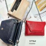 Monedero Sintético y Compacto de Mujer con Espacio para Tarjetas y Asa de Cadena