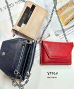 Monedero Sintético y Compacto de Mujer con Espacio para Tarjetas y Asa de Cadena