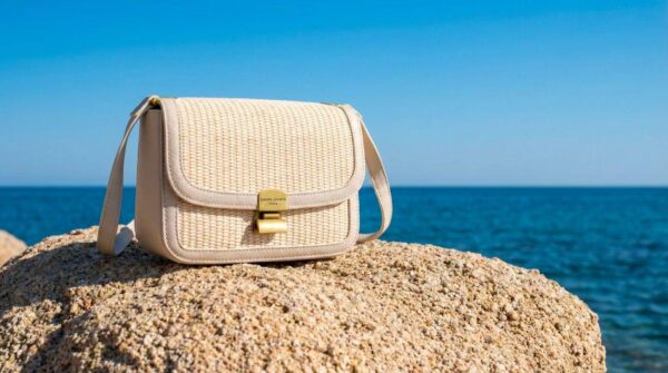 Bolso Bandolera Sintético y Bicolor David Jones con Compartimento Trasero y Solapa de Mujer - Imagen 3