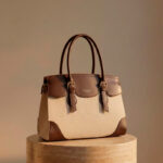 Bolso de Hombro Sintético Bicolor Diana & Co para Mujer con Botones Laterales y Gran Calidad