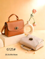 Bolso de Mano Sintético de Mujer con Tira Bandolera, Tachuelas Decorativas y Solapa de Giro