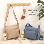 Bolso de Hombro en Nylon para Mujer con Osito Decorativo y 5 Bolsillos con Cremallera