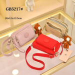 Bolsito Bandolera de Mujer en Nylon con Osito Decorativo, Bolsillo Frontal y Asa Corta Extraíble