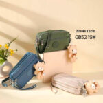 Bolsito Bandolera en Nylon con Osito Decorativo y 4 Bolsillos con Cremallera para Mujer