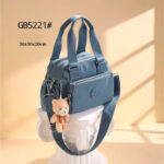 Bolso de Mano en Tela Nylon con Osito Decorativo y Bolsillos Exteriores para Mujer