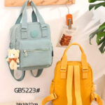 Mochila en Tela Nylon con Osito Decorativo y Compartimentos Exteriores para Mujer