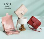 Monedero-Tarjetero Sintético Compacto de Mujer con Asa Corta y Solapa de Botón