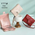 Monedero-Tarjetero Sintético Compacto de Mujer con Asa Corta y Solapa de Botón