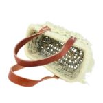 Compacta Cesta de Rafia Artesanal Rígida con Flecos y Tachuelas Doradas para Mujer - Imagen 4