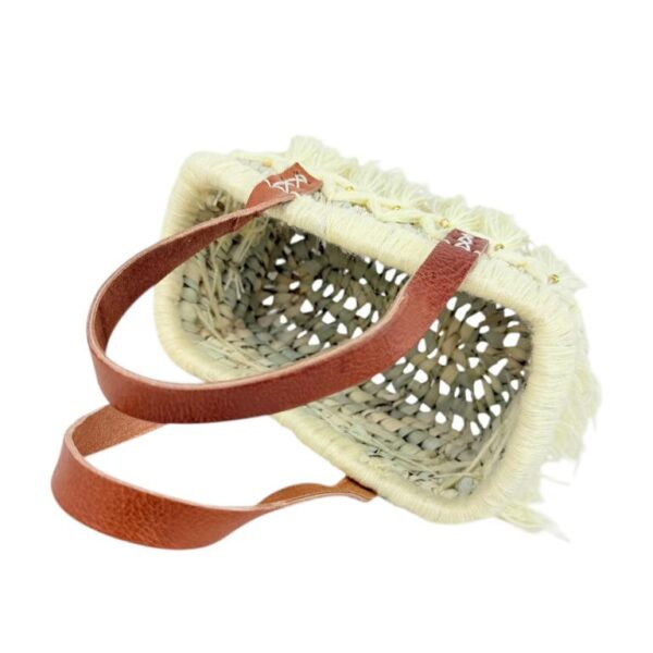 Compacta Cesta de Rafia Artesanal Rígida con Flecos y Tachuelas Doradas para Mujer - Imagen 4