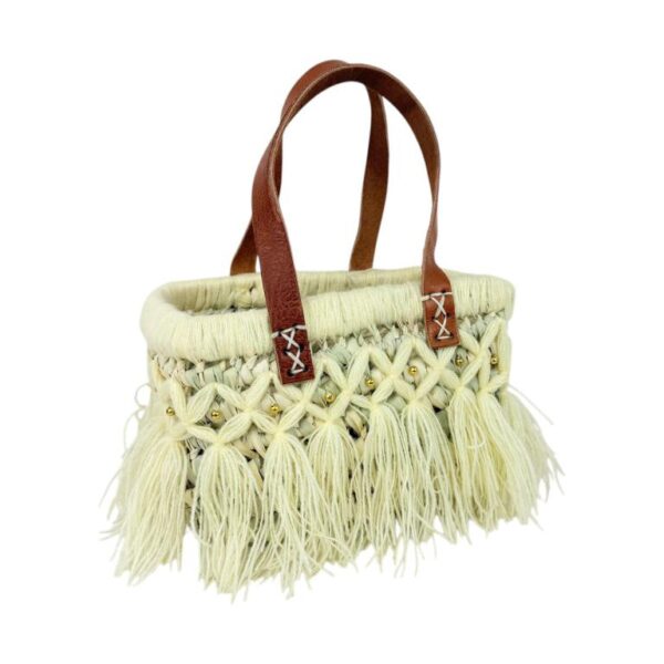 Compacta Cesta de Rafia Artesanal Rígida con Flecos y Tachuelas Doradas para Mujer - Imagen 2