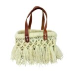 Compacta Cesta de Rafia Artesanal Rígida con Flecos y Tachuelas Doradas para Mujer