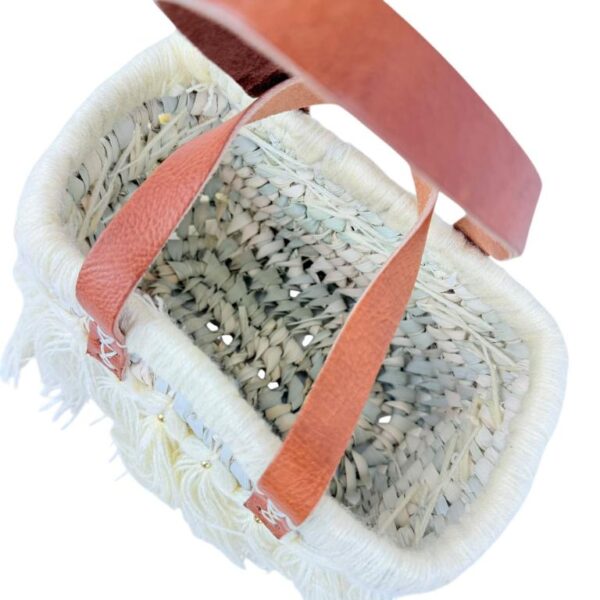 Compacta Cesta de Rafia Artesanal Rígida con Flecos y Tachuelas Doradas para Mujer - Imagen 5