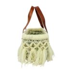 Compacta Cesta de Rafia Artesanal Rígida con Flecos y Tachuelas Doradas para Mujer - Imagen 3