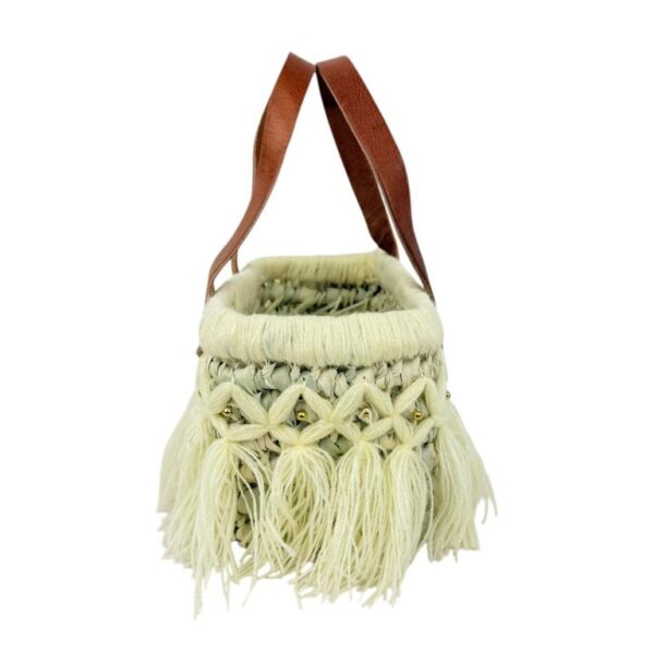 Compacta Cesta de Rafia Artesanal Rígida con Flecos y Tachuelas Doradas para Mujer - Imagen 3