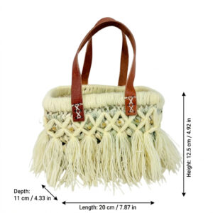 Compacta Cesta de Rafia Artesanal Rígida con Flecos y Tachuelas Doradas para Mujer - Mayorista España