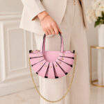 Bolso de Mano en Piel Italiana con Diseño Original, Tachuelas y Asa Larga de Cadena para Mujer-Principal- Mayorista España