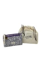 Monedero Estampado de Algodón La Matilda para Mujer con Bolsillo Frontal y Cremallera-HojasMorado- Mayorista España