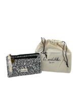 Monedero Estampado de Algodón La Matilda para Mujer con Bolsillo Frontal y Cremallera-HojasNegros- Mayorista España