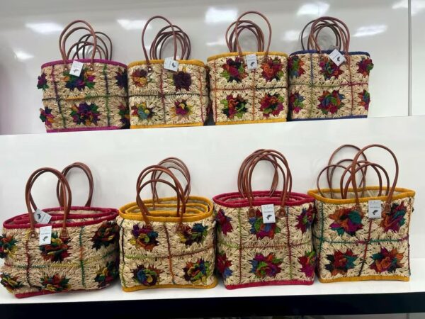 Cesta Capazo Artesanal Premium Mujer de Rafia con Asas de Piel y Diseño Flores Multicolor - Imagen 6