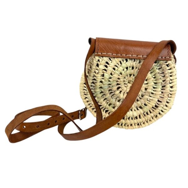 Bolso Bandolera Redondo de Rafia con Solapa Troquelada y Cierre de Manivela para Mujer. - Imagen 4