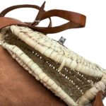 Bolso Bandolera Redondo de Rafia con Solapa Troquelada y Cierre de Manivela para Mujer. - Imagen 5