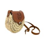 Bolso Bandolera Redondo de Rafia con Solapa Troquelada y Cierre de Manivela para Mujer. - Imagen 3