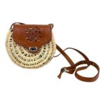 Bolso Bandolera Redondo de Rafia con Solapa Troquelada y Cierre de Manivela para Mujer. - Imagen 2