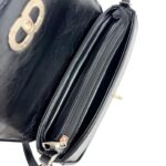 Bolso de Hombro Sintético con Asa Larga Extraíble y Solapa con Manivela de Giro para Mujer - Imagen 15