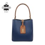 Bolso de Mano Bucket en Piel para Mujer con Frontal Decorativo y Compartimento Trasero - Imagen 11