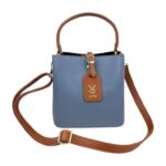 Bolso de Mano Bucket en Piel para Mujer con Frontal Decorativo y Compartimento Trasero