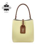 Bolso de Mano Bucket en Piel para Mujer con Frontal Decorativo y Compartimento Trasero - Imagen 8