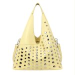 Bolso de Hombro Sintético con Tachuelas Decorativas Frontales y Compartimentos Exteriores - Imagen 9