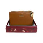 Cartera Sintética de Mujer Coveri Collection con Caja, Bolsillo Interno y Espacio para Tarjetas - Imagen 5