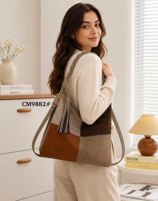 Bolso de Hombro Hobo Sintético Estilo Serraje con Diseño Cuadrados y Asa Trenzada para Mujer - Imagen 3