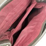Mochila Sintética Bicolor Acacia de Mujer con Solapa Magnética y Compartimentos Internos - Imagen 8