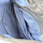 Amplio Bolso de Hombro Sintético Tipo Hobo con Cuerda, Solapa y Cremallera para Mujer - Imagen 10