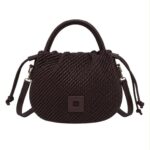 Bolso de Mano Sintético Trenzado de Mujer con Cierre de Cuerdas y Cuadrado Decorativo Frontal - Imagen 3