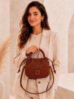 Bolso de Mano Sintético Trenzado de Mujer con Cierre de Cuerdas y Cuadrado Decorativo Frontal - Imagen 2