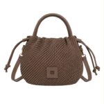 Bolso de Mano Sintético Trenzado de Mujer con Cierre de Cuerdas y Cuadrado Decorativo Frontal - Imagen 5