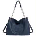 Bolso de Hombro Sintético Hobo con Estampado Frontal D.C. y 2 Asas Ajustables de Cadena - Imagen 6