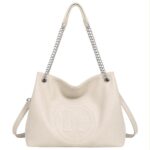Bolso de Hombro Sintético Hobo con Estampado Frontal D.C. y 2 Asas Ajustables de Cadena - Imagen 7