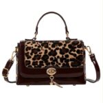 Bolso de Mano Sintético tipo Charol con Solapa Animal Print y Tachuelas Decorativas Mujer - Imagen 4